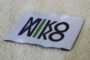 étiquette tissée Miko par Phenix Labels